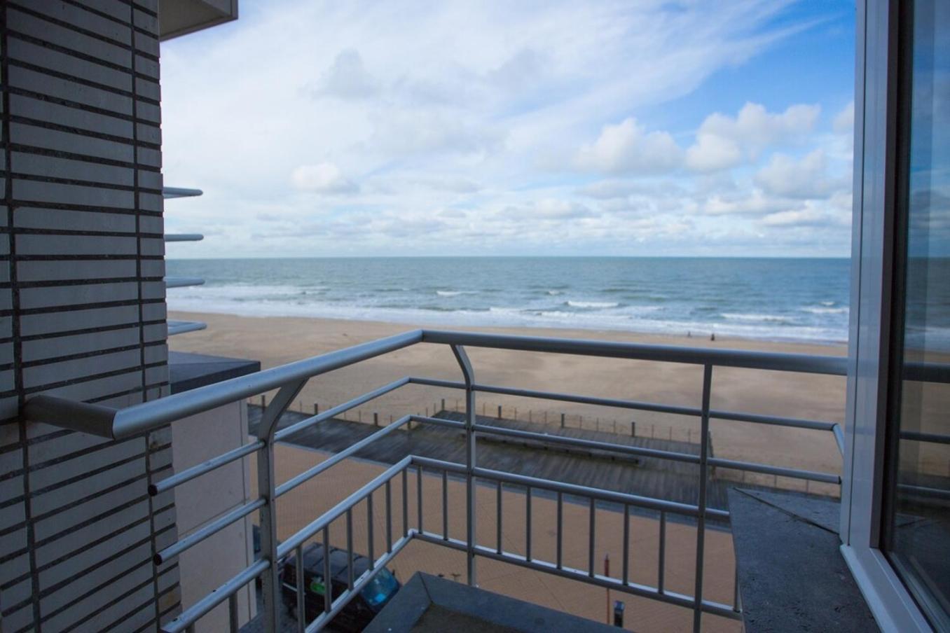 Bright Apartment With Sea View オステンド エクステリア 写真